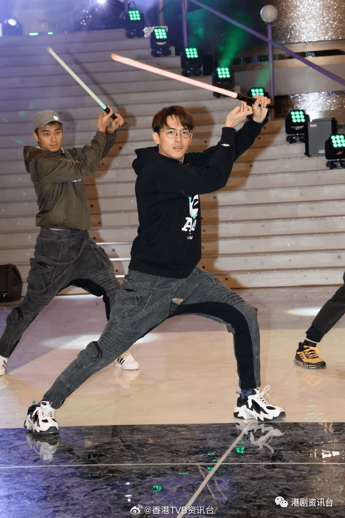 阮浩棕与徐文浩耍剑齐露黑白内裤!