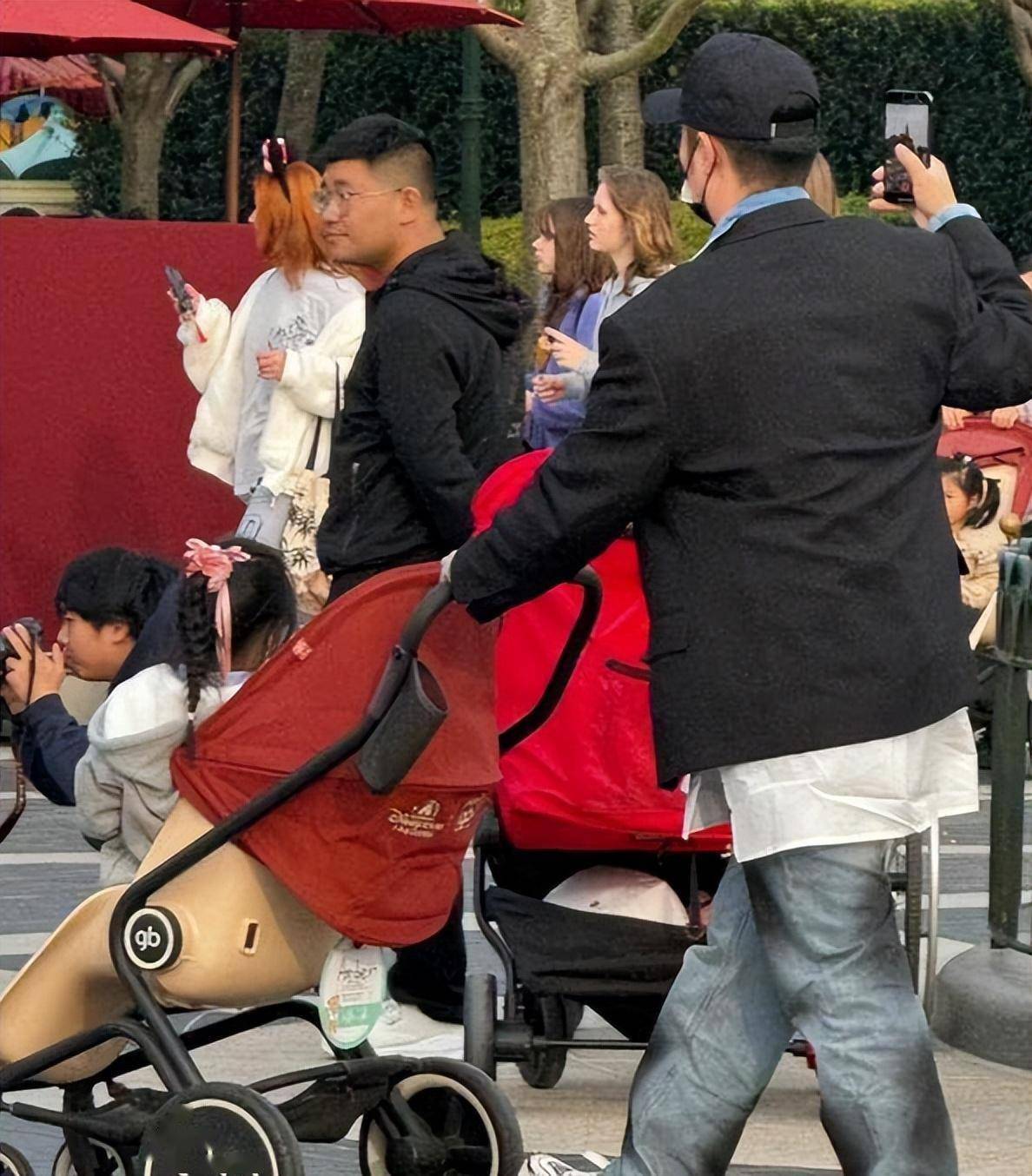 陈赫一家游迪士尼39岁张子萱打扮惊艳女儿一起出镜