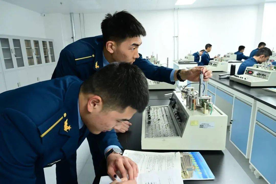 带你沉浸式体验军校学员的"十二时辰"_青春_训练_空军工程大学