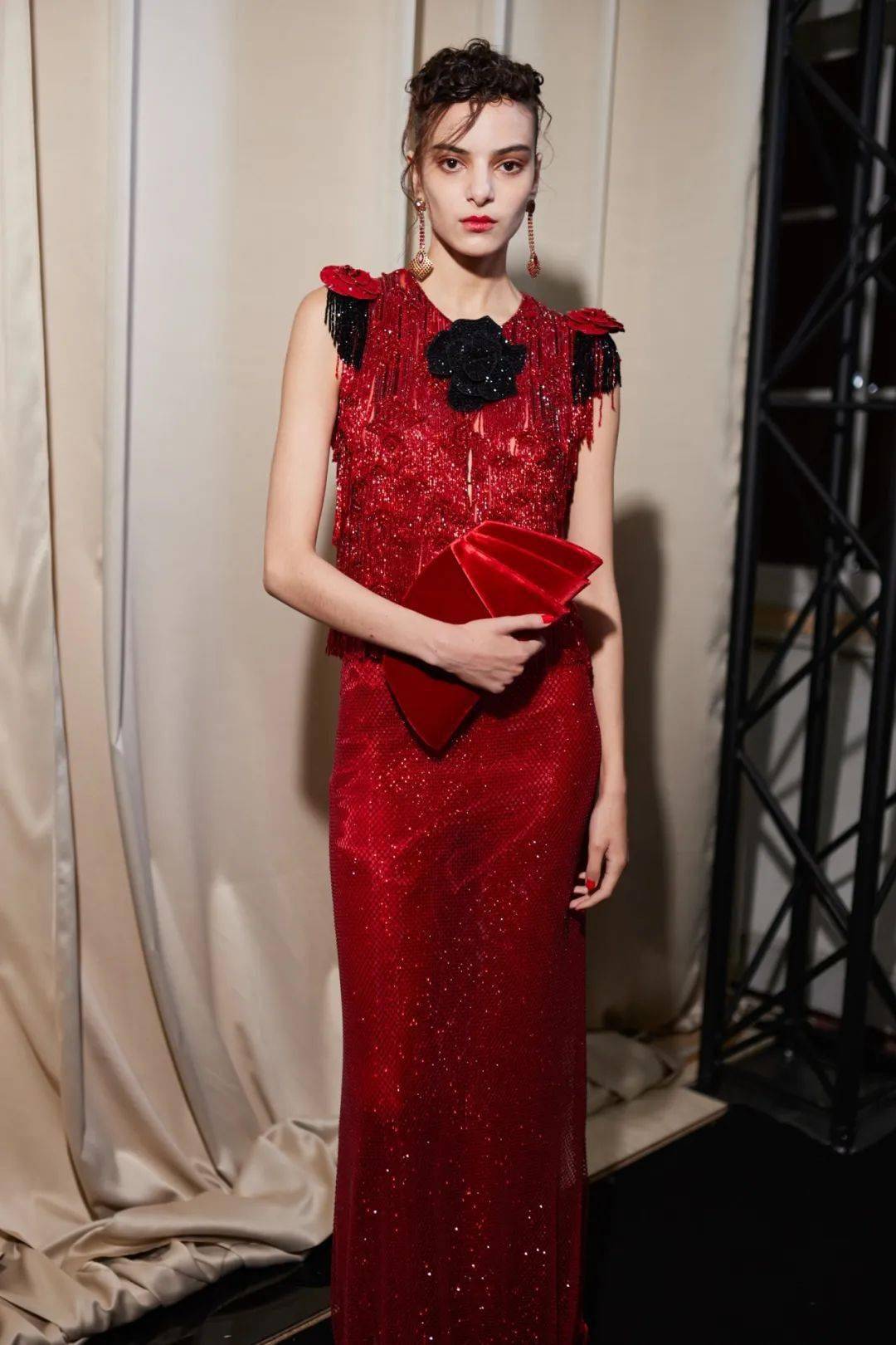 无论是在服装搭配还是配饰选择上,都能通过茶红色展现出一种神秘和