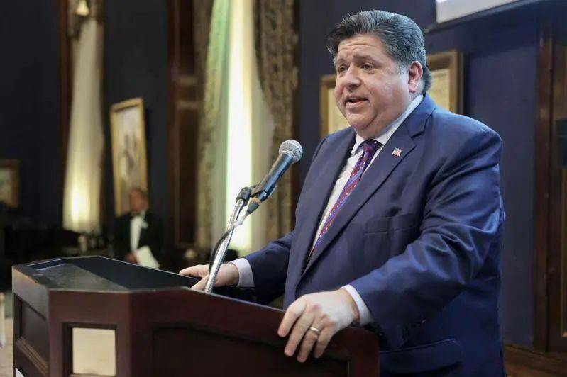 伊利诺伊州州长普立兹克宣布拨款1.6亿,协助芝市缓解移民危机.