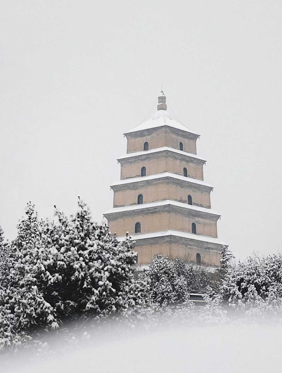 雪中的大雁塔图片