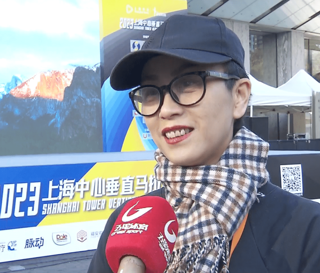 上海中心大厦亮灯,迎垂直马拉松比赛,数千选手将问鼎上海之巅