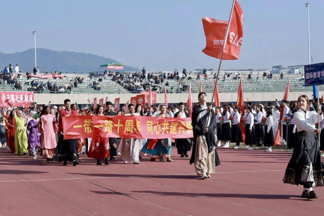直击校运会开幕!快来为你们极具创意的运动员方阵打call吧!