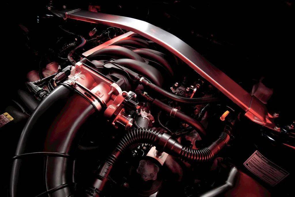 2010款福特野马gt依然采用前代的的4.