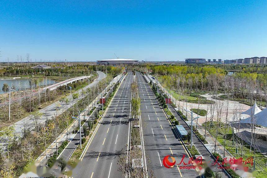 图为雄安起步区(含启动区)新建城市道路海岳大街,目前已通车运行.