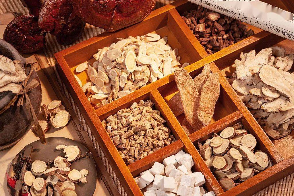 资料图(中药药材)夏永良表示,通过药膳来调理身体,也需要考虑季节和