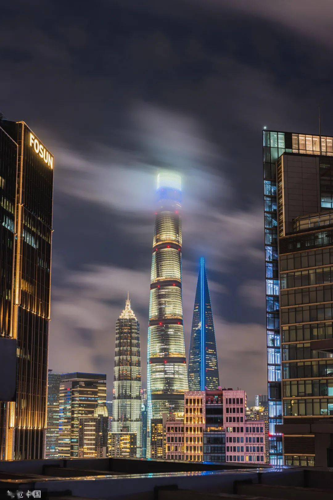 上海中心大厦亮灯,迎垂直马拉松比赛,数千选手将问鼎上海之巅_赛事