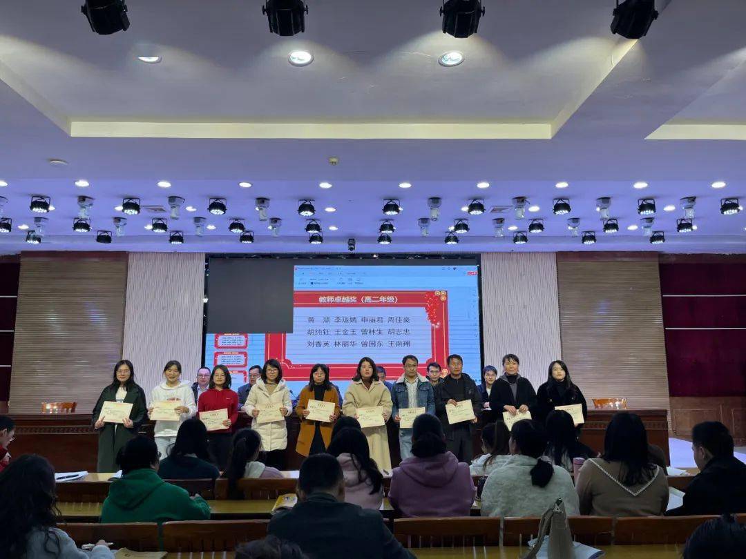 优秀教师经验分享王元花老师作为优秀班主任代表,分享了班主任工作的