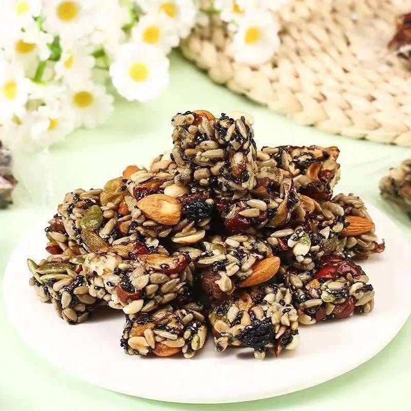 切糕的真正名字叫做"玛仁糖" 这是新疆维吾尔族传统特色美食 切糕简直