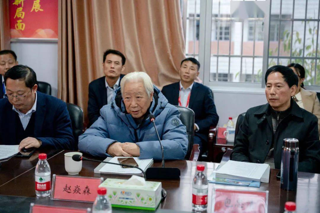 同心协力三秩荣,踔厉奋发新征程 ——怀乡中学举行建