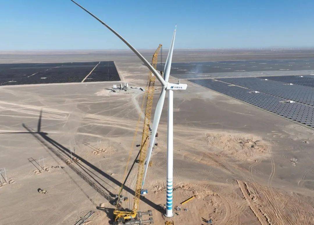 华电哈密60台风光多能互补新能源项目吊装完成
