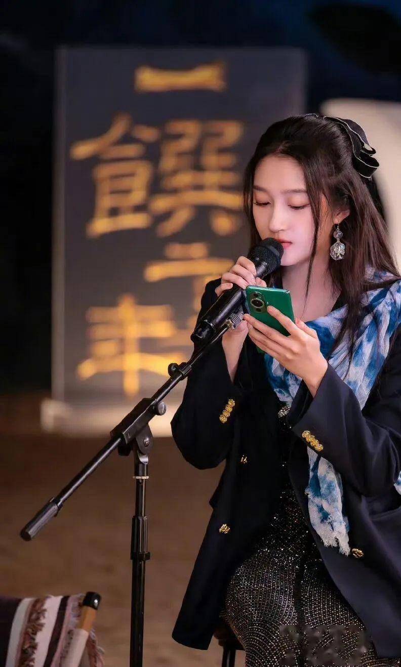 关晓彤的这条扎染色印花围巾让人不由得联想起周杰伦的《青花瓷》,围