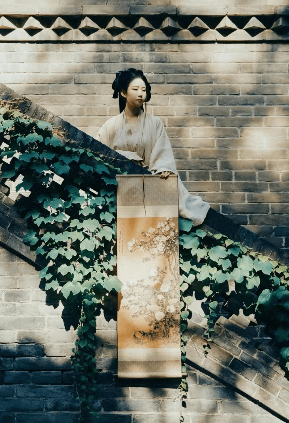 白衣阁的楼梯上,或是登上白衣阁,和小雁塔拍一组合影,古建筑配上