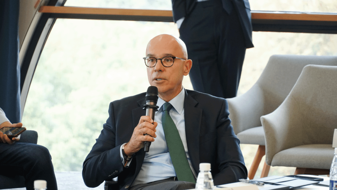 (大会供图,央广网发)盖戈睿强调了对学生职业发展的关注,他建议未来