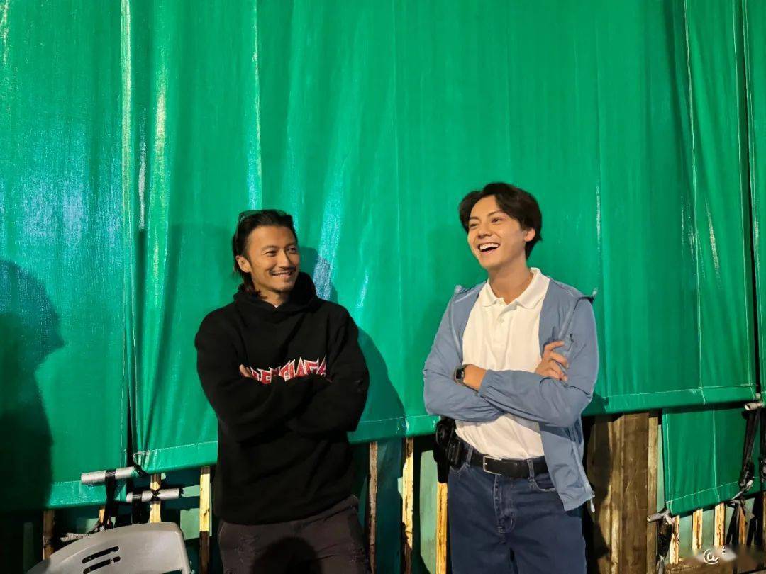 谢霆锋零点发文祝陈伟霆生日快乐!