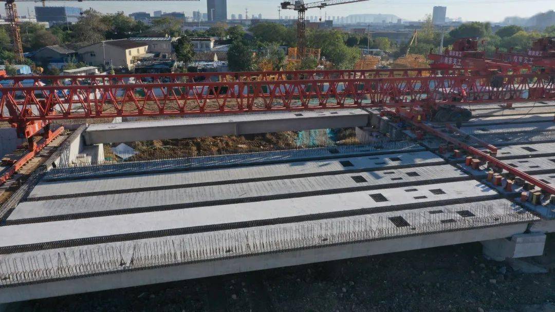 126省道(大周路至苏皖省界段)改扩建工程牛首山主线桥预制箱梁安装