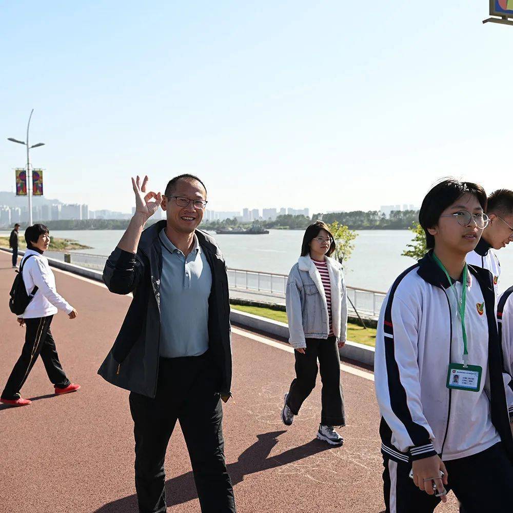 放飞梦想,踏响青春——2023年九江镇初级中学8公里徒步励志行_活动_镇