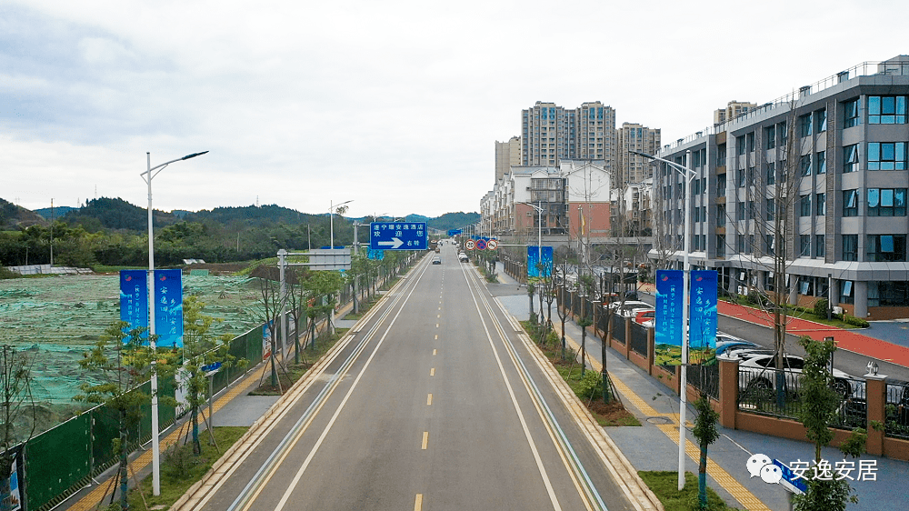 下午5點,在安居四小外,不少學生家長正駕駛電動車,轎車駛進新建的鳳翔