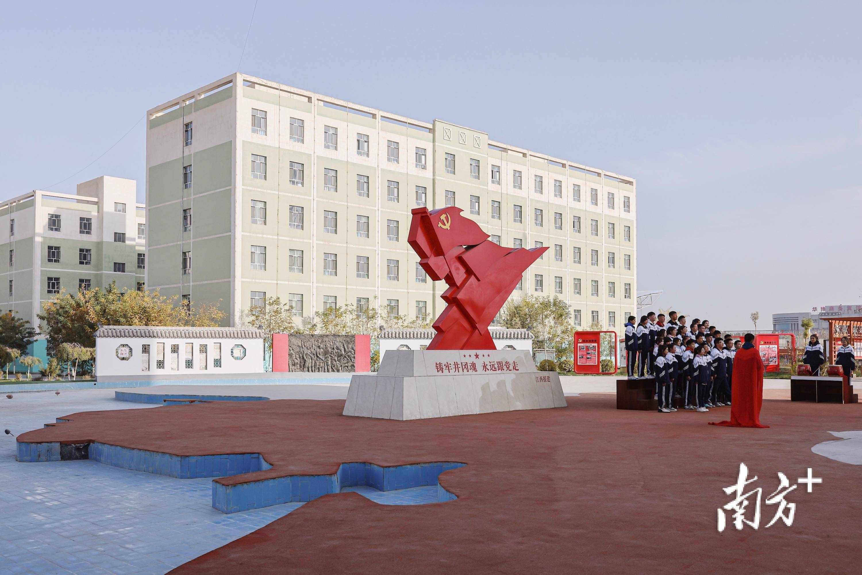 11月6日,新疆喀什塔什库尔干县石头城,导游古丽热合沙61曼苏和古丽