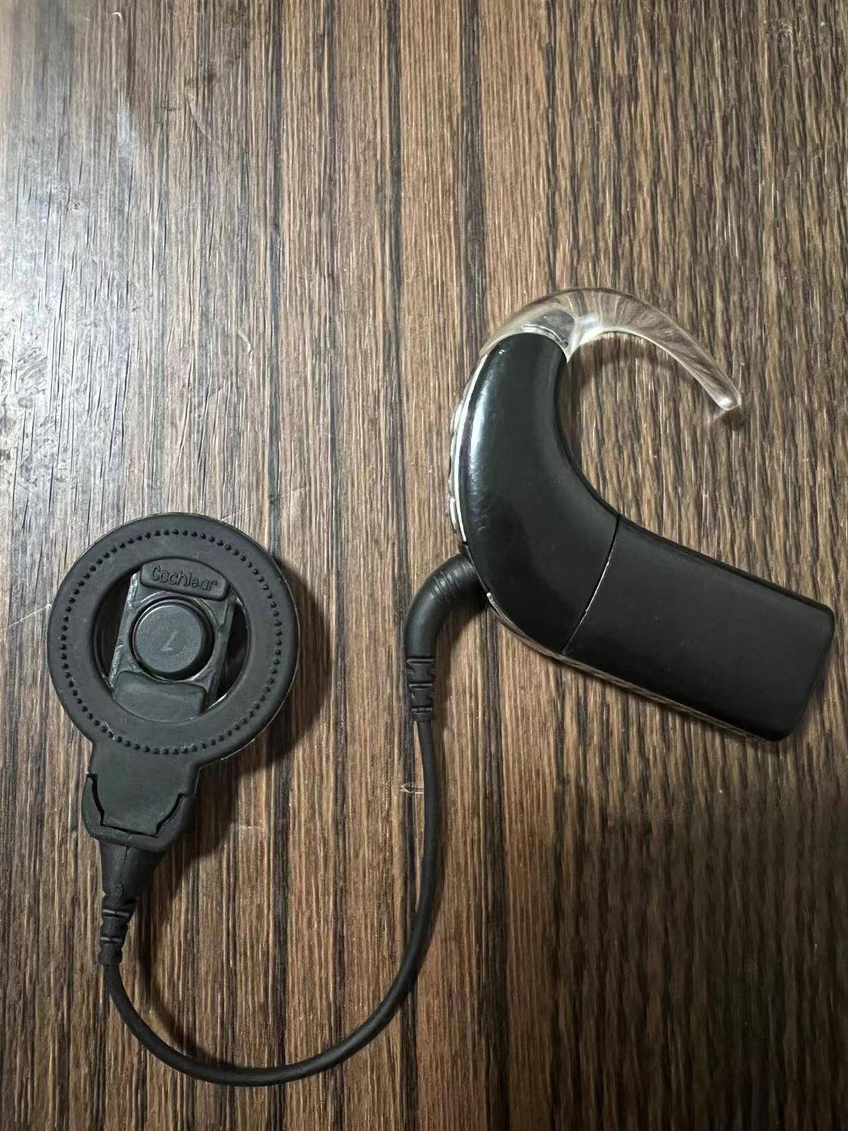 3岁听障女童不慎遗失人工耳蜗,一群人找了4天,却发现被人扔进垃圾桶已