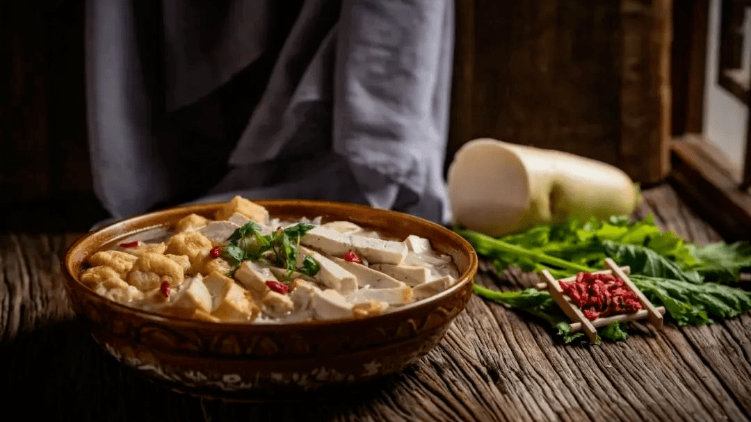 苦叶菜炖土豆苦叶菜炖土豆,用新鲜苦叶菜焯水后与切块的土豆煮,苦后