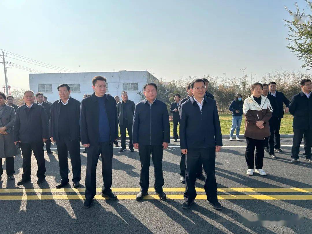 11月21日,兰陵县委副书记,县长李春仲带队来我县考察城市建设和乡村