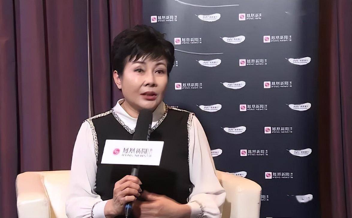 她是中国第一主持人,连登3届春晚,遭领导排挤,64岁没谈过恋爱_阚丽君