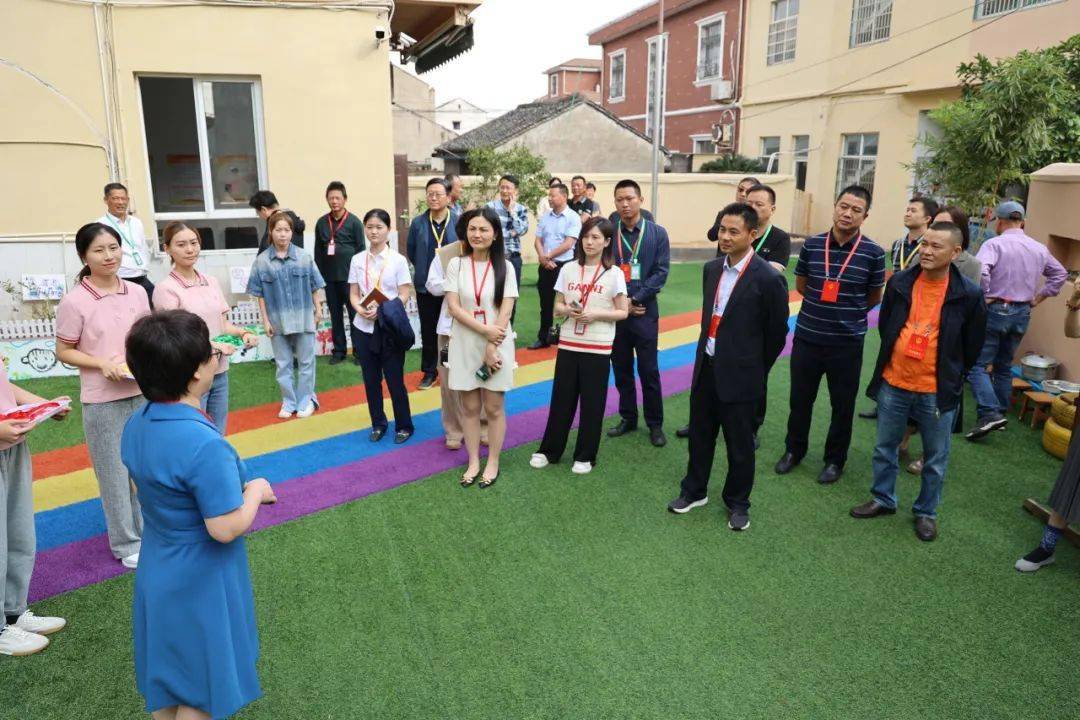 幼儿园(育才园区)实地视察在一次"双周夜谈"活动中,慈溪市人大代表