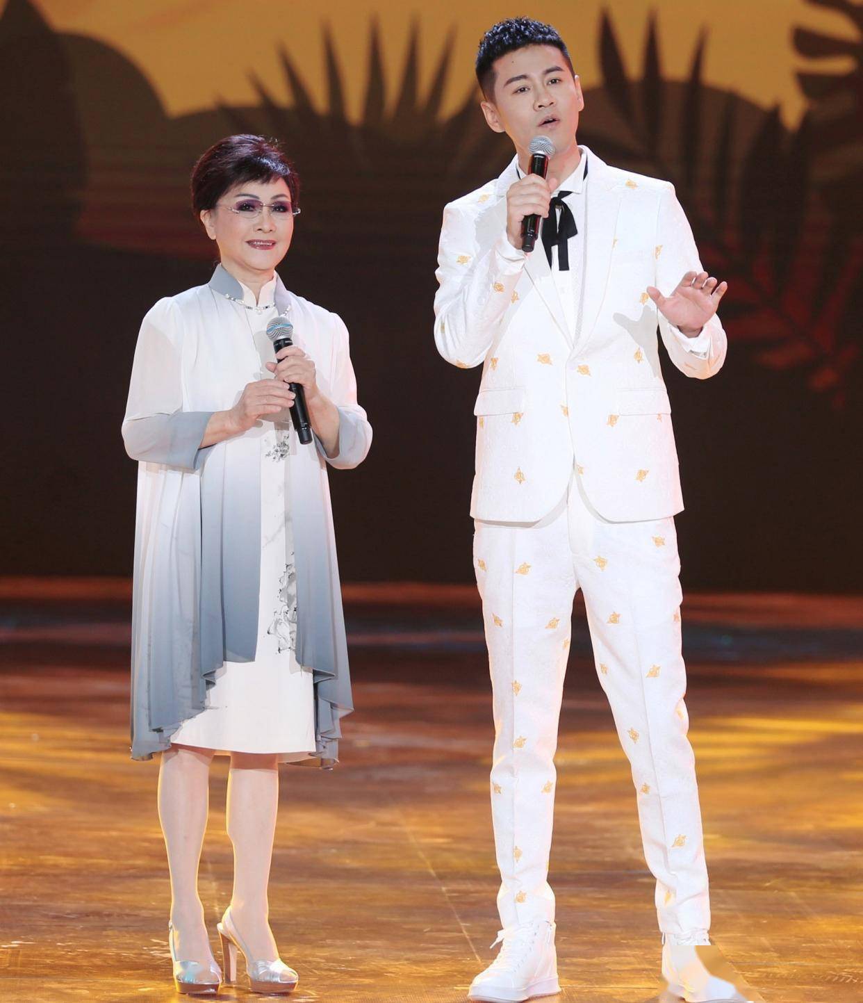 看了李谷一冬天穿搭!