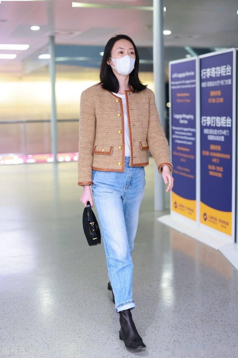 街拍:童瑶软呢外套 白t恤 牛仔裤 黑色短靴 手提包简单时髦_上海_机场