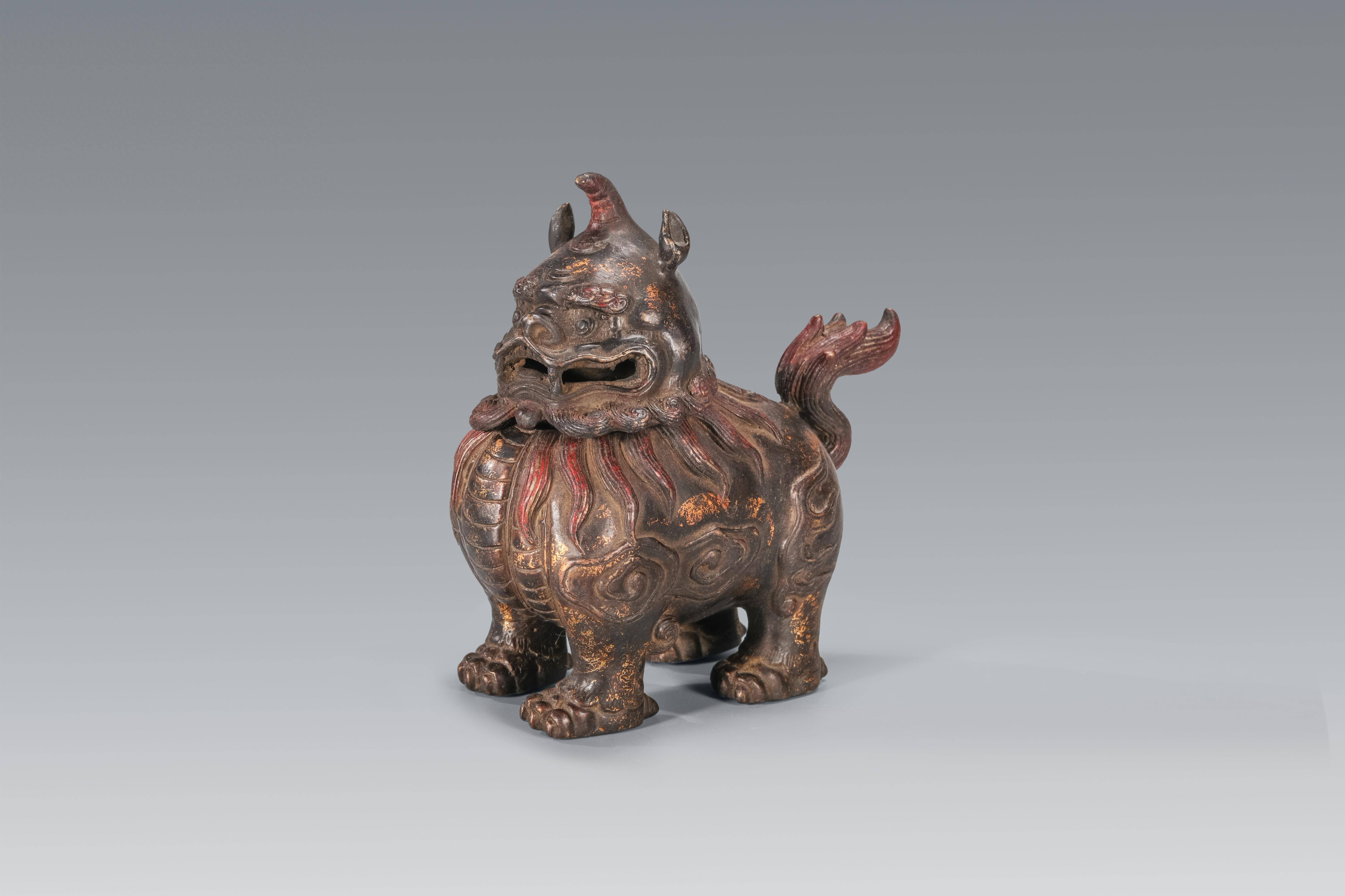 在入馆处,分别展示了青花《朱子家训》将军罐,青铜獬豸,刑具桎梏,三件