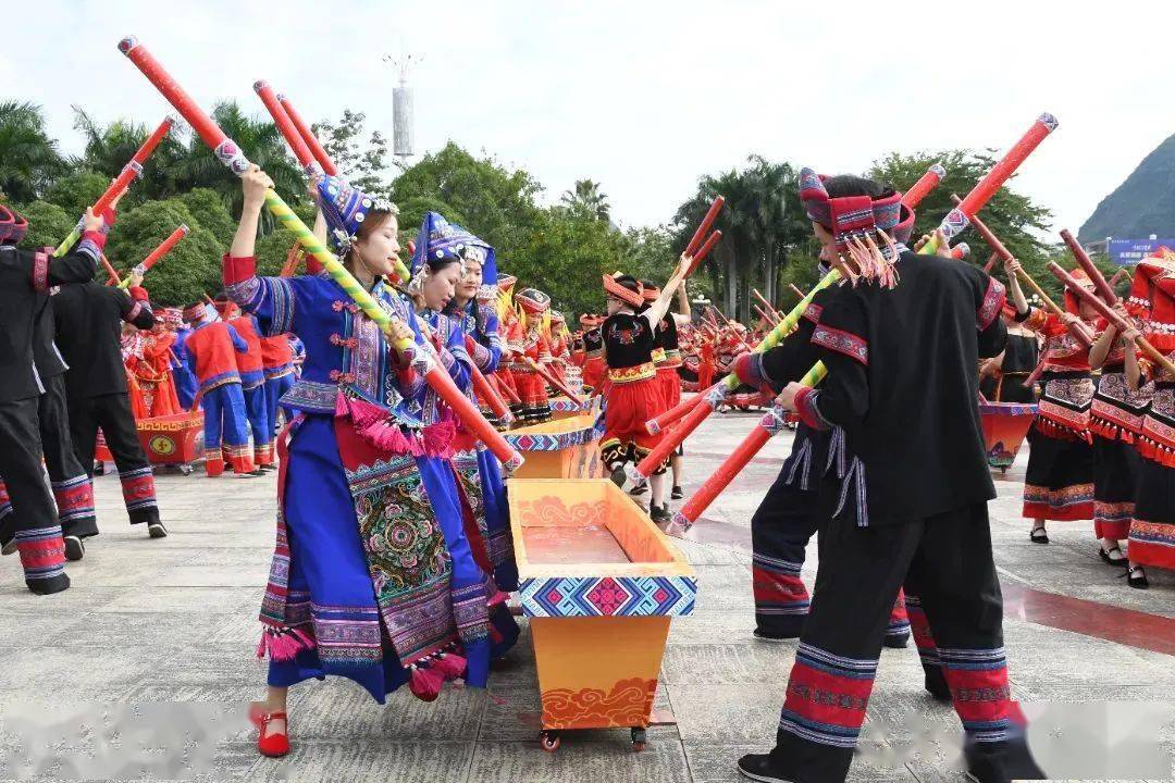 "咚,咚,咚"打榔声传来,阵阵雄浑厚重的欢快有力地敲击榔壁,榔底和榔边