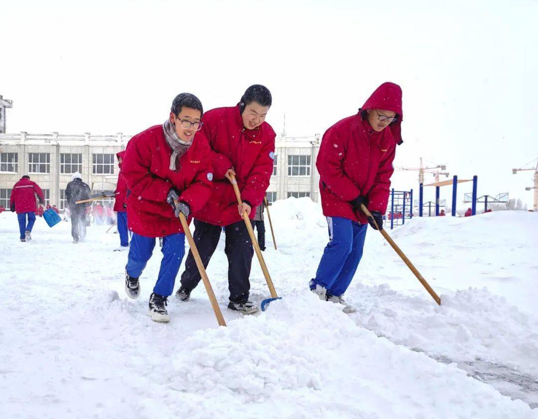 中学生扫雪照片图片