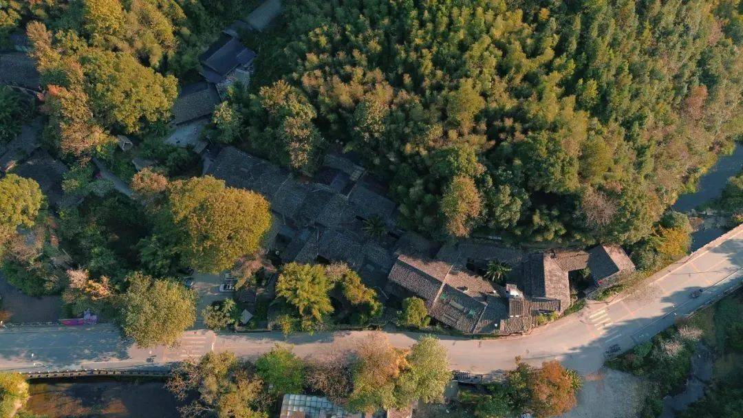 三宝国际陶艺村位于景德镇市城区南面约5公里的三宝瓷谷中,1998年由旅