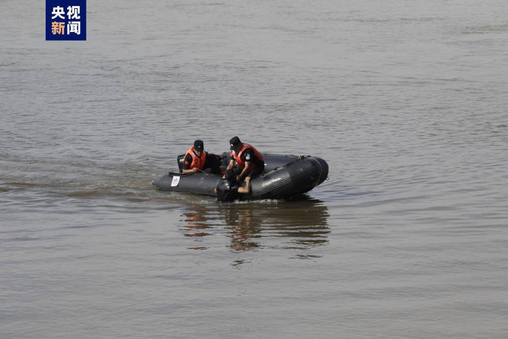 老挝游艇翻船致8死图片