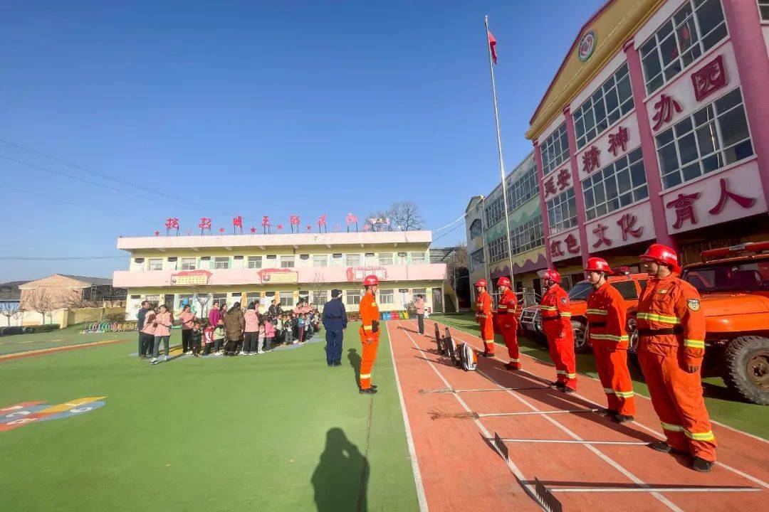 森林消防队"蓝朋友"来到富县直罗镇中心幼儿园开展消防宣传进校园活动