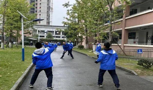 齐通小学学生在空旷场地游戏苏辙中学学生在教室走廊练乒乓球东坡小学