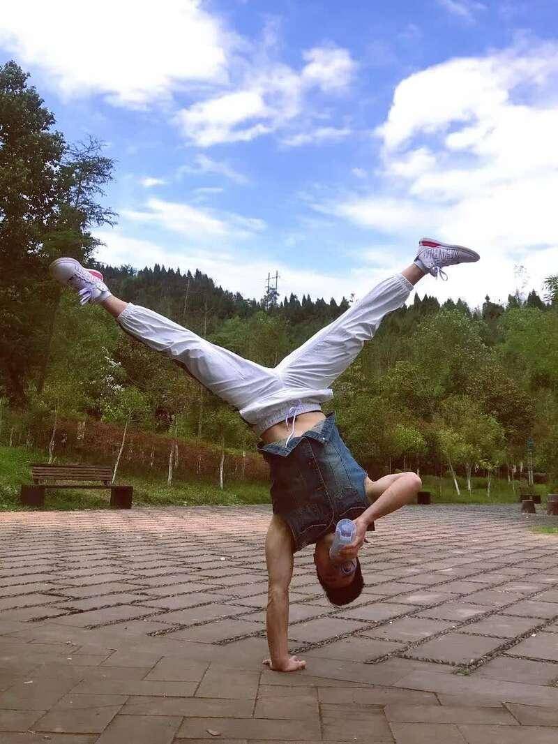 "最牛小学体育老师":倒立行走看世界_张爽_训练_吉尼斯