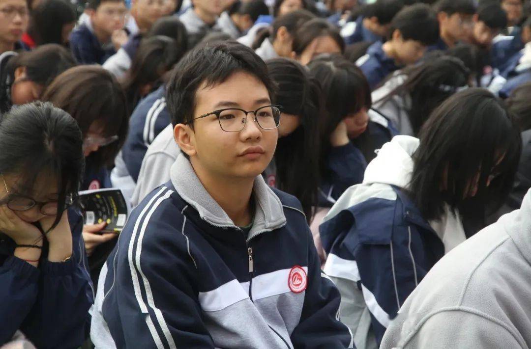 表彰树榜样 前行勇争先|恩施市第一中学召开2023年秋季学期期中表彰