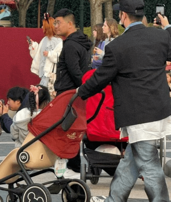 陈赫穿万元鞋游上海迪士尼!