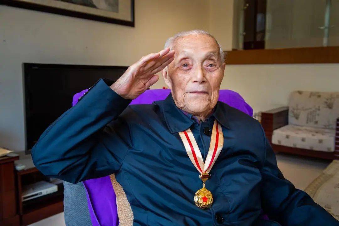 在给上杭县委,县政府的信中张力雄这样写道:"是红军教会了我读书识字