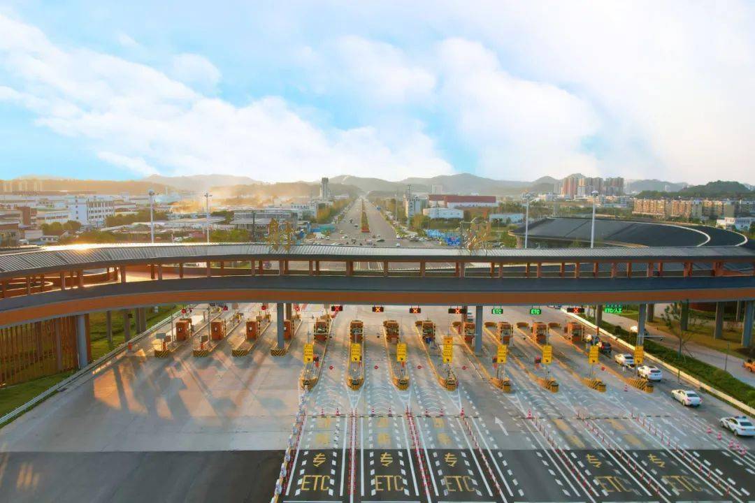 水绕城美满目翠绿,湖水相映63 俯瞰射洪境内绵遂高速,遂德高速