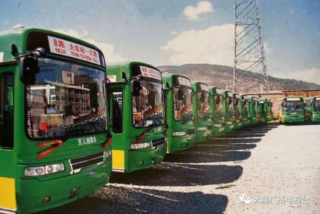 741998年6月22日,广(通)大(理)铁路建成通车,火车徐徐驶入大理火车