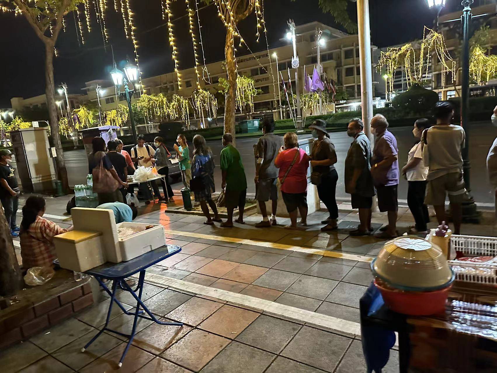 曼谷街头乞讨者日收入高达两千元：泰国人口贩卖屡禁不止，利润比贩毒还高