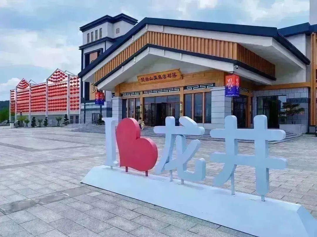 景区简介01琵岩山文化旅游风景区琵岩山风景区坐落于风景优美,人杰