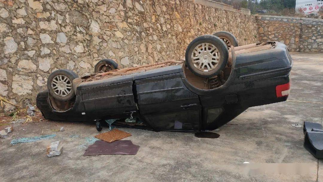罗平一轿车翻下5米高坎,四脚朝天._事故_驾驶员_篮球