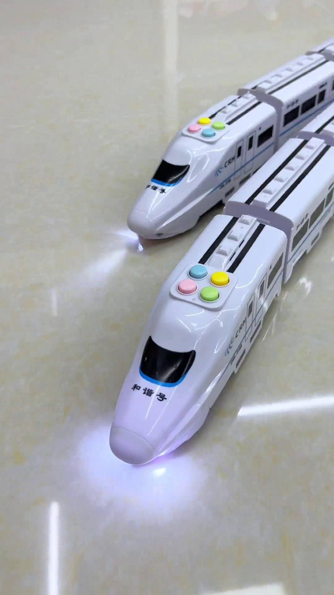 爸爸给宝宝买的新玩具 电动高铁和谐号仿真动车模型 火车列车益智玩具