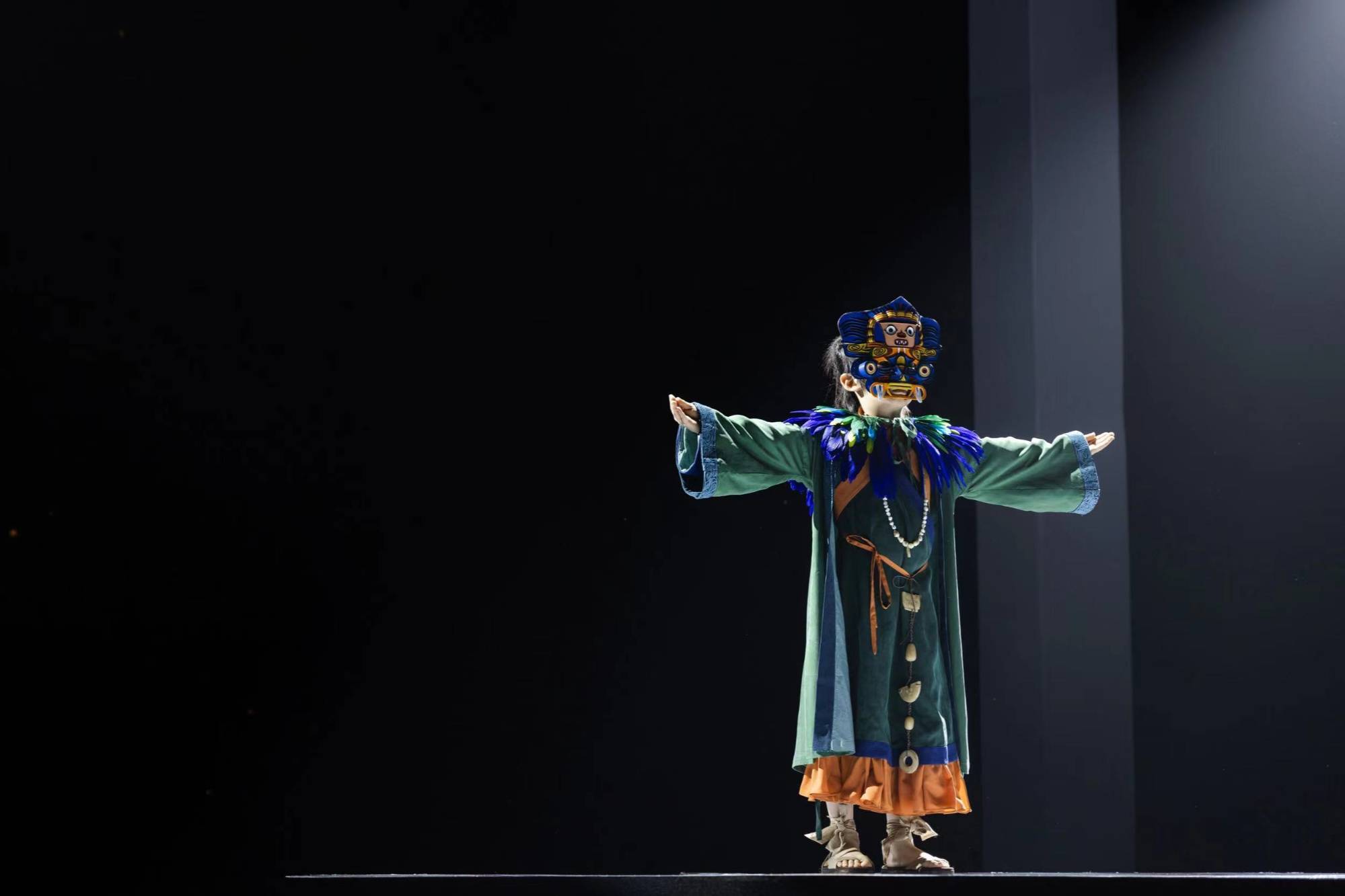 艺术秀中穿越五千年,83国艺术家共赏"良渚之夜"_表演_色彩_服装