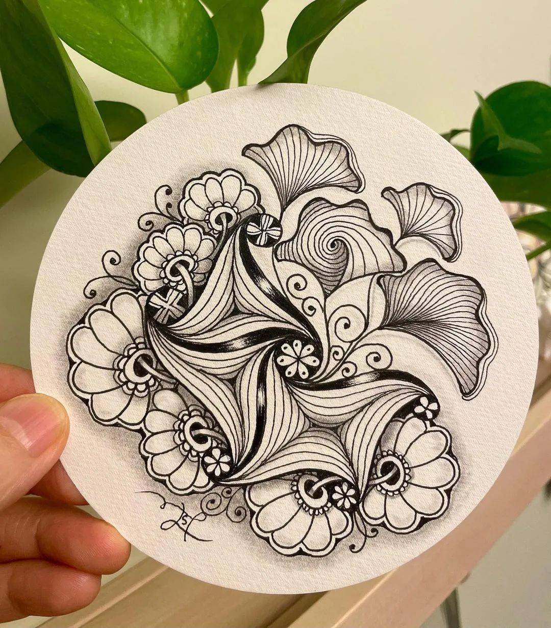 其实,这些禅绕画,线描都是由各种自由的图案组合而成的画它们最大的